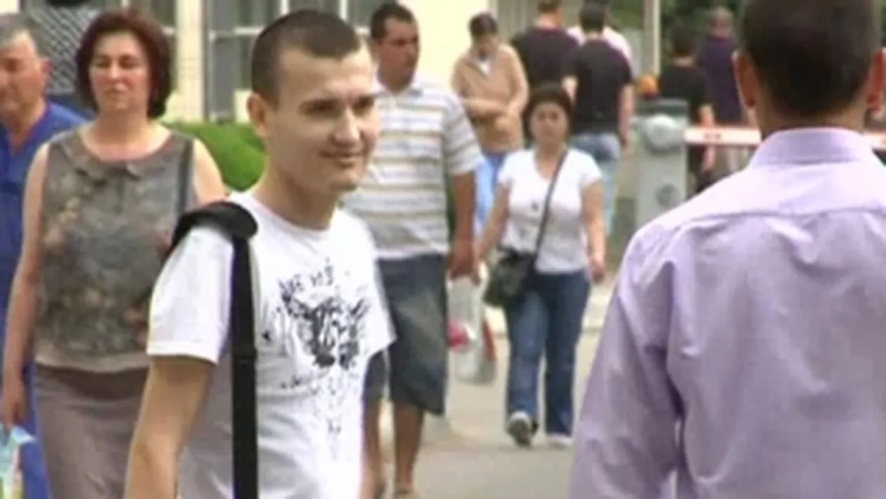 VIDEO INCREDIBIL! Un tanar de 20 de ani isi poarta inima in borseta!