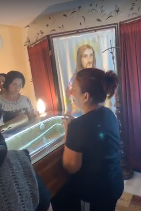 Soția lui Dany Vicol, nedezlipită de sicriul bărbatului iubit. Imagini de la priveghiul tânărului ucis în accidentul provocat de Mario Iorgulescu. VIDEO