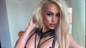Anda Adam, aproape goală pe marginea piscinei. Imaginile care s-au viralizat: „Ești o bombă!”