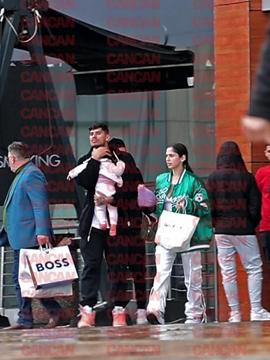 Florinel Coman își protejează iubita de ploaie