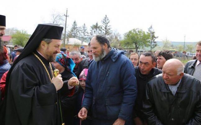 Reacţia episcopului din Huşi, căruia enoriaşii i-au întins covoare pe jos pentru a nu se murdări pe pantofi: „Niciodată Preasfinţitul nu a impus vreun protocol“