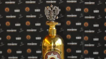 Cea mai scumpă sticlă de vodcă din lume a fost furată şi băută! S-a găsit doar sticla pe un şantier. Cât valorează goală!