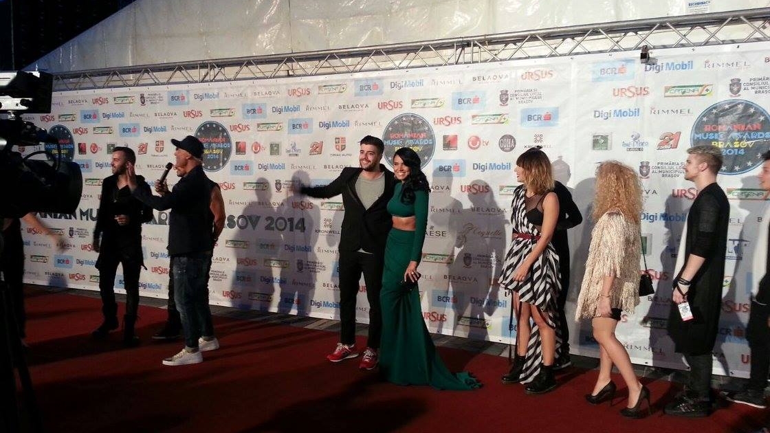 Decolteuri adanci, rochii cu vedere la lenjeria intima. Vezi ce vedete au socat prin tinutele sexy la Romanian Music Awards!