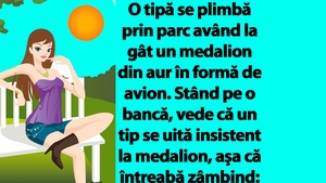BANC | O tipă se plimbă prin parc având la gât un medalion din aur în formă de avion