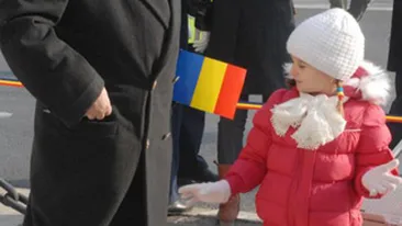 Fetita lui Columbeanu a admirat parada de la Arcul de Triumf. Irinuca si-a prins coditele cu tricolor