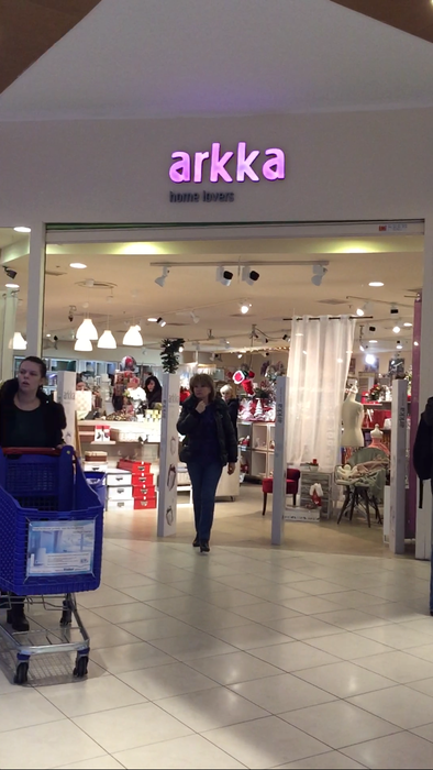 Maria Băsescu a fost într-un hipermarket pentru a căuta cadouri