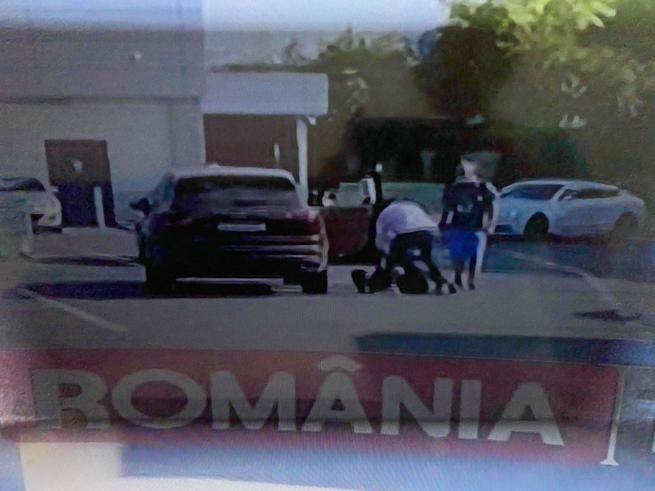 Brigitte, trântită de Pastramă pe asfalt, în parcare. “Nu te potolești, fă?!”
