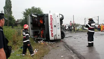 Un autocar plin cu 52 de pasageri s-a ciocnit cu un autoturism în județul Brăila. Traficul e blocat