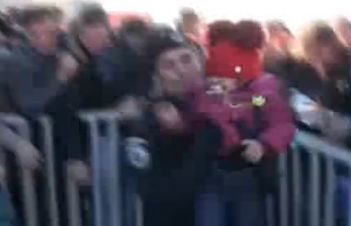 Îmbulzeală la slujba de Boboteză, în Constanţa.  Mii de oameni s-au călcat în picioare! Două fetiţe, salvate de un jandarm din mijlocul mulţimii