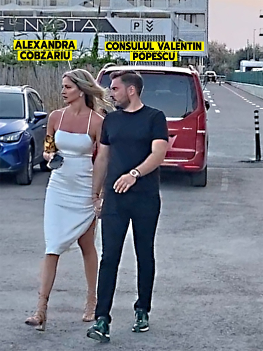Cei doi merg relaxați de mână...