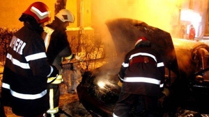Atac mafiot într-un oraş din România! Maşina unui poliţist, incendiată în toiul nopţii 