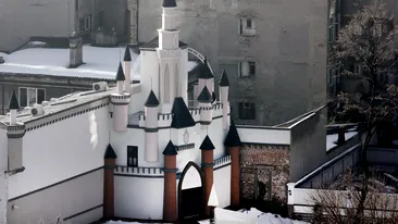 In centrul Capitalei a rasarit un castel ca-n Disneyland! Un tatic le-a construit “printeselor” sale un palat ca-n povesti!