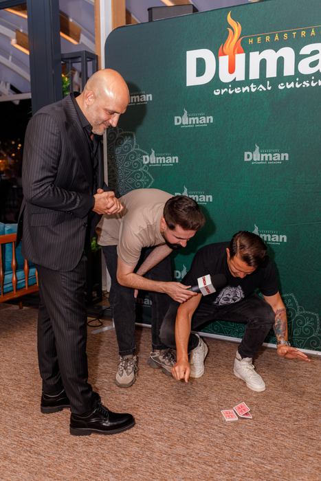 Magicianul Robert Tudor a făcut show total la ziua de naștere a lui Ensar Duman, găzduită în restaurantul afaceristului din Herăstrău (Foto: Duman Herăstrău)