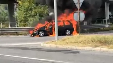 VIDEO. Un autoturism a luat foc în Pitești, în zona Podul Viilor. În mașină erau patru bulgari