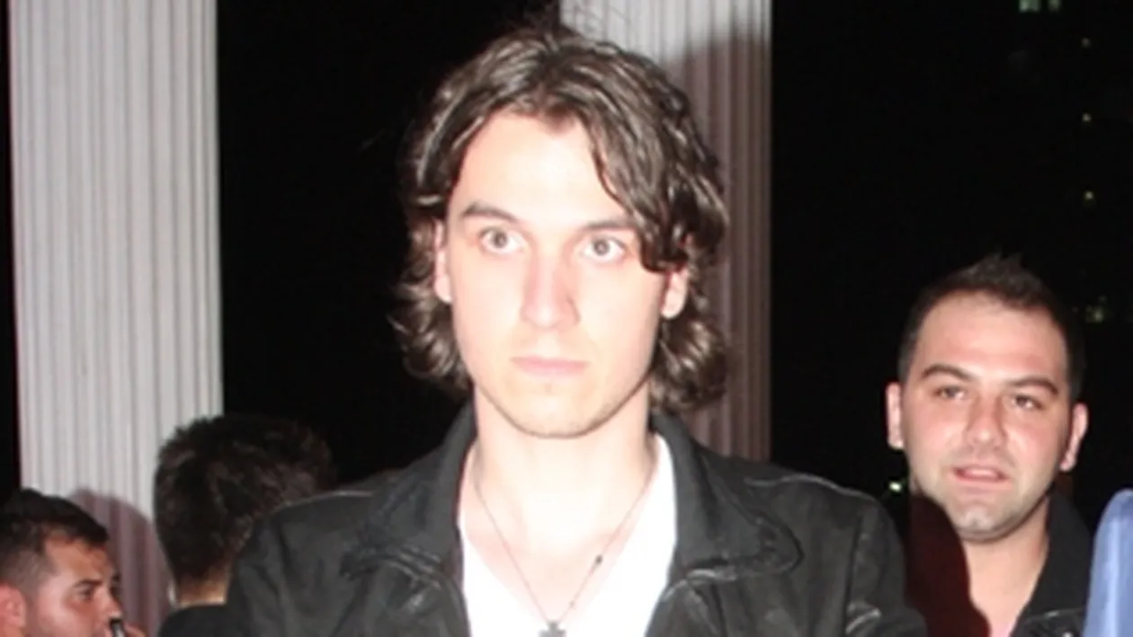 Roscata a aprins spiritele sI i-a lasat sa se incaiere. Juniorii Olaroiu sI Iorgulescu si-au disputat-o pe Bianca Dragusanu in parcarea unui club