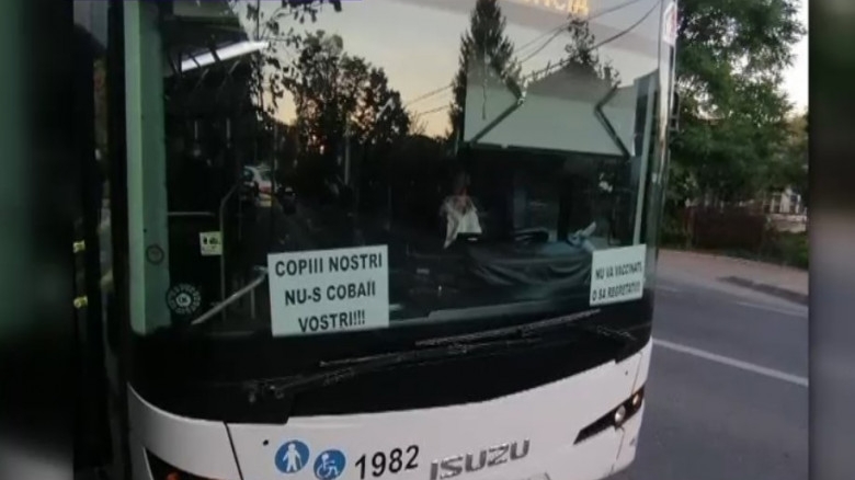 Gestul unui șofer de autobuz din Iași l-ar putea lăsa  fără loc de muncă! Bărbatul a lipit pe maşină afișe antivaccinare