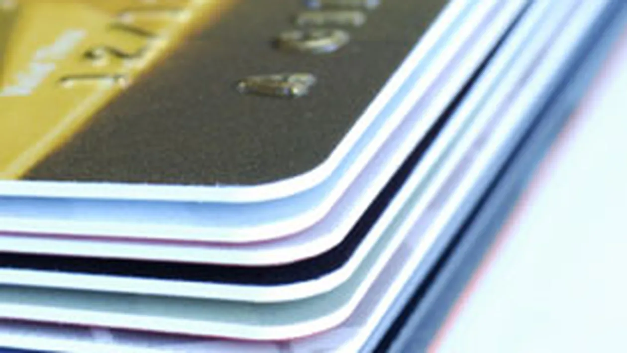 VIDEO Doi romani, membri ai unei retele de falsificatori de carduri, retinuti in Thailanda