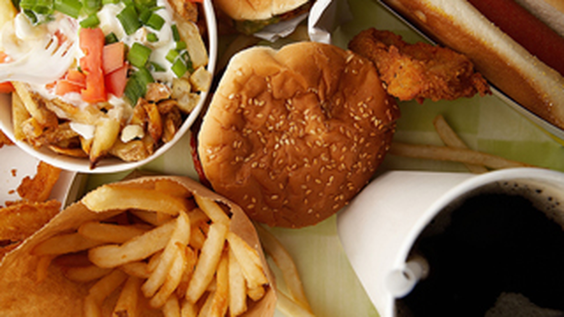 Ungurii au adoptat taxa pe fast food!