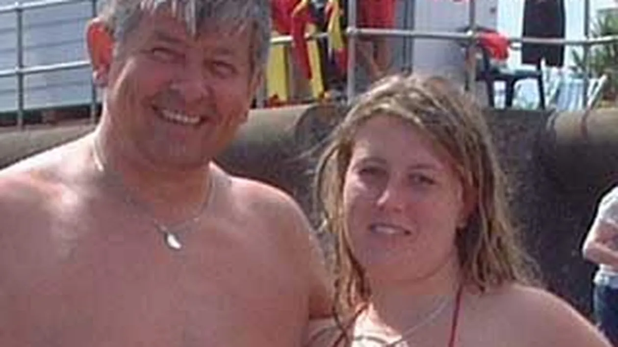 Un barbat de 52 de ani s-a casatorit a patra oara cufosta sa  eleva de numai 18 ani