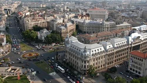 O femeie a injunghiat un barbat pe o banca din zona Pietei Universitatii din Capitala. Politisti, martori la scena