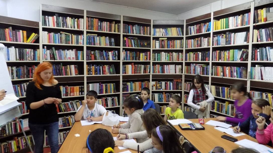 Biblioteca Metropolitană București funcționează online! Bucureștenii stau acasă cu poezie, teatru și operă la discreție