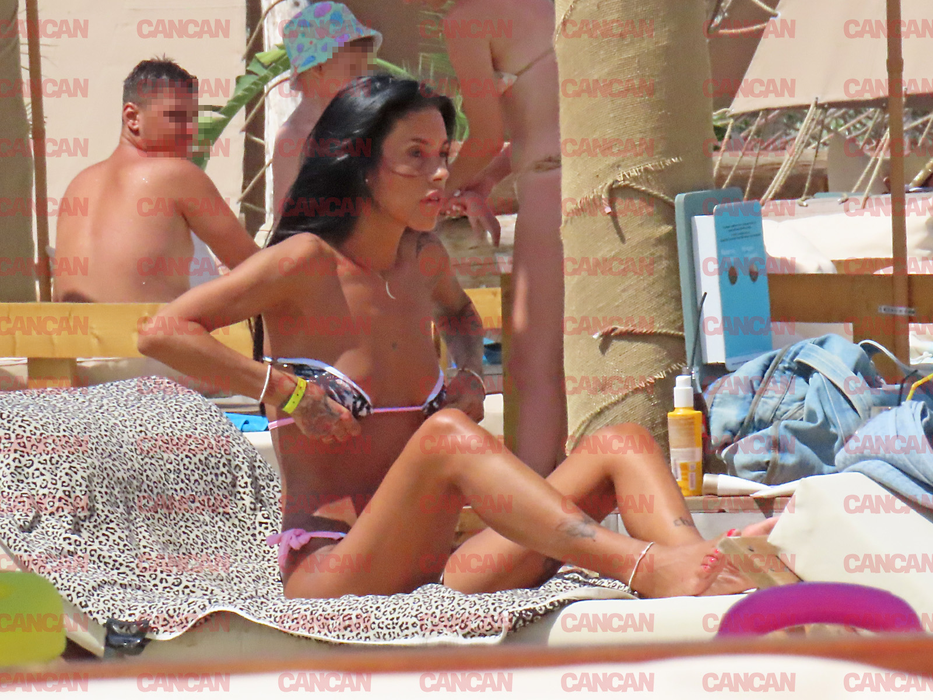 Livia Bordea, singurică la plajă