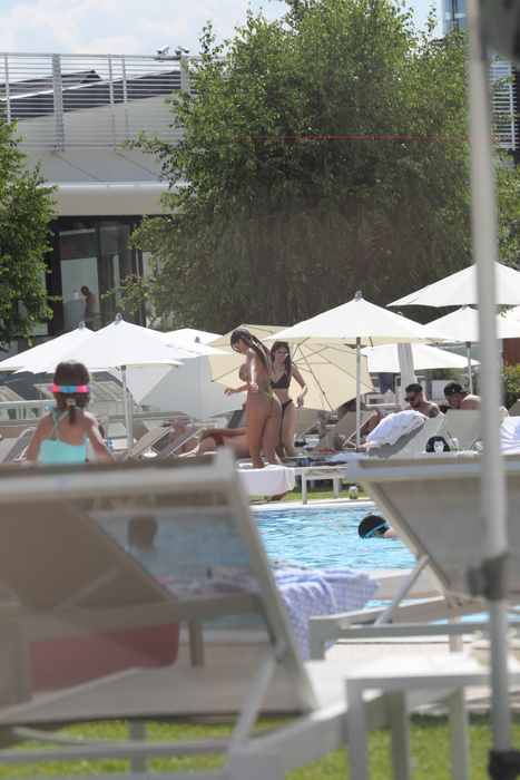 Raluca, mişcări senzuale la piscină
