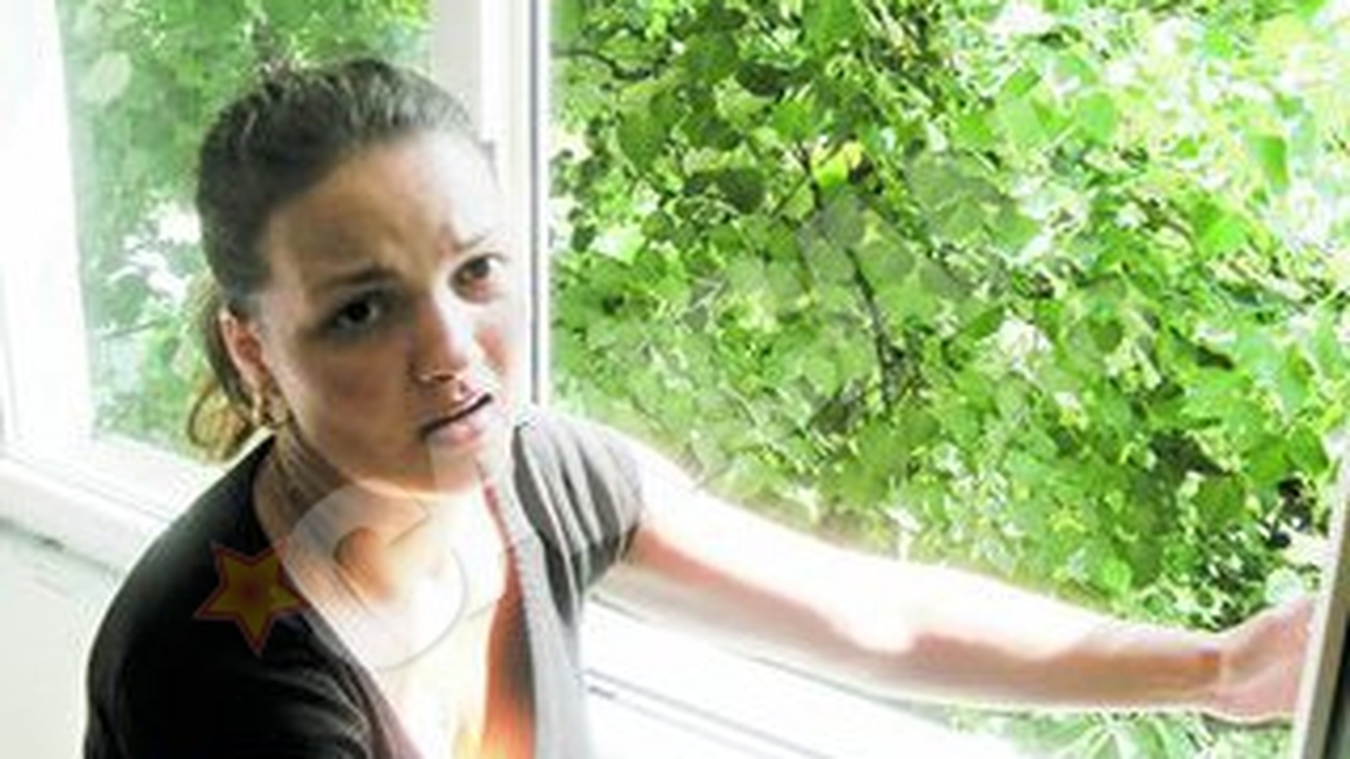 O profesoara de religie din Galati a pierit sub cutitul fratelui sau: "Si-a injunghiat sora si a aruncat-o de la etajul patru"