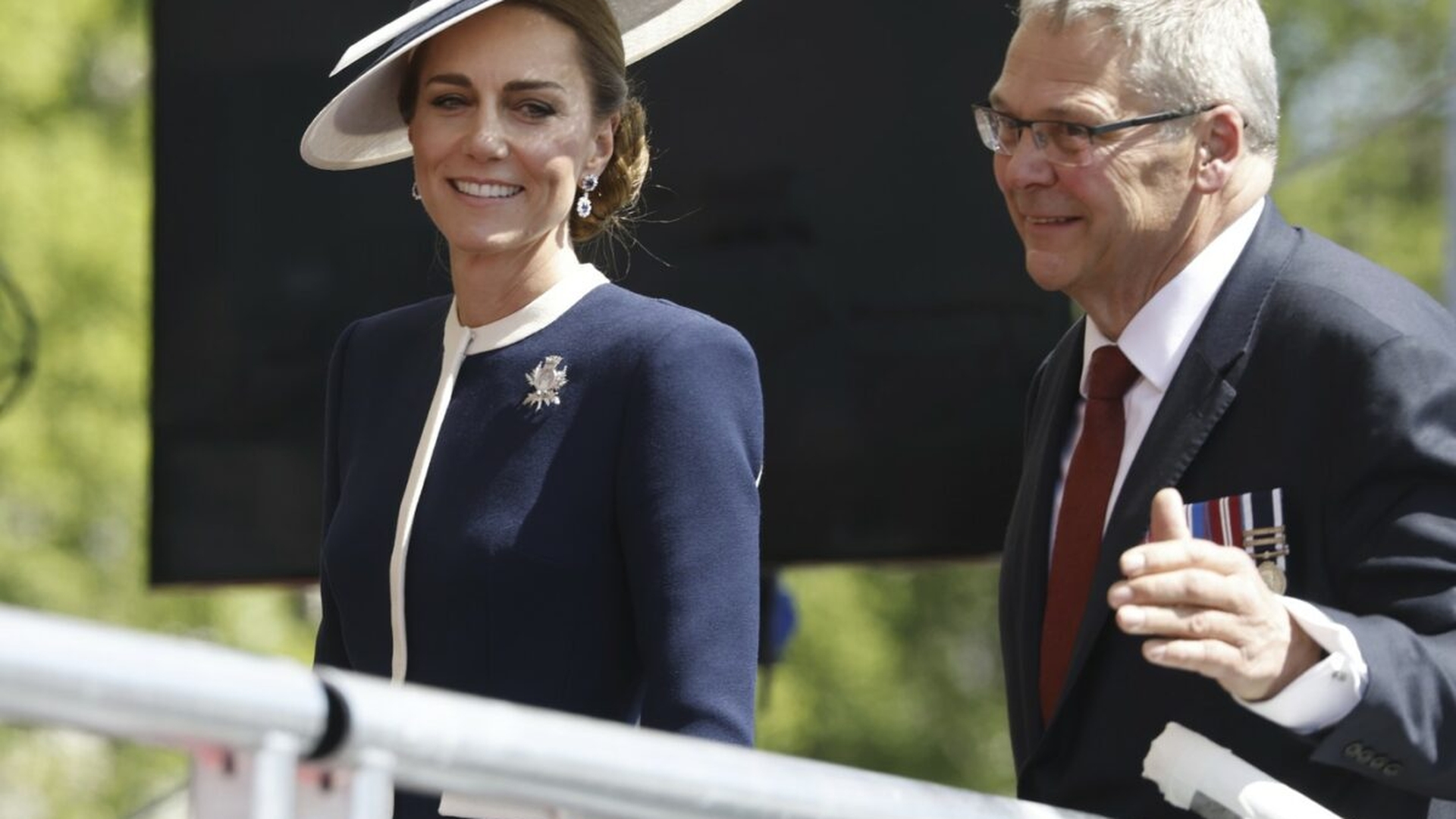 Cu cât se închiriază avionul privat cu care călătorește Kate Middleton, de fapt. Ce pune la dispoziție aeronava Embraer Legacy 600