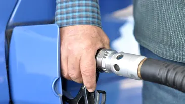 Mare atenţie! Aşa se fură motorina şi benzina, la pompele din România! Replica pe care o spun angajaţii din benzinării când vor să te facă
