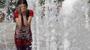 Te topeşte canicula? Iată ZECE metode care te vor ajuta să suporţi temperaturile ridicate mai uşor