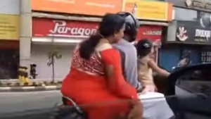 O fetiță de cinci ani a fost surprinsă conducând un scuter pe un drum public