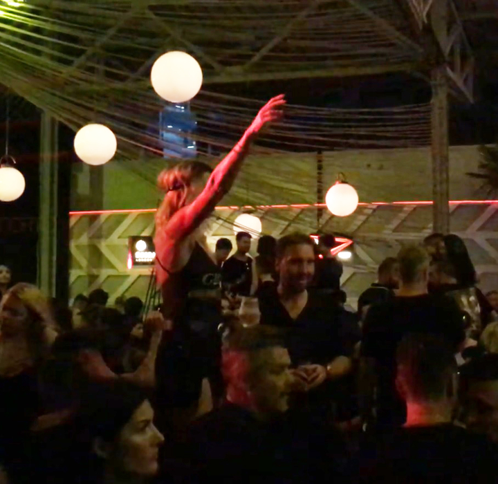 Crina Abrudan pe masă în LOFT Mamaia