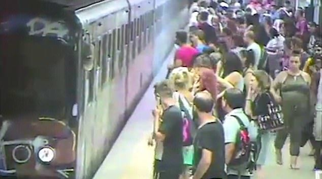 Momente şocante într-o staţie de metrou. O femeie a fost târâtă după ce a fost prinsă între uşile trenului