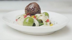 Oamenii de ştiinţă au inventat carnea de laborator: vezi cum arată prima chiftea pentru realizarea căreia nu au fost sacrificate animale!