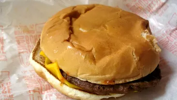 Ce a găsit o clientă într-un cheeseburger de la McDonalds: Este dezgustător!