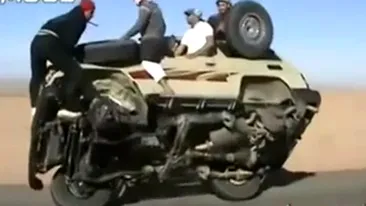 Cand nu mai ai ce face cu banii, te apuci de sporturi extreme! Uite cum se distreaza sauditii astia mergand cu jeep-ul pe doua roti prin desert - VIDEO UNIC!