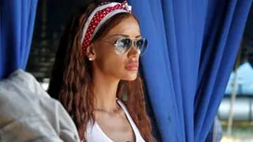 Bianca Dragusanu a ramas suspendata de un candelabru la Serviti, va rog! Vezi cum a fost posibil!