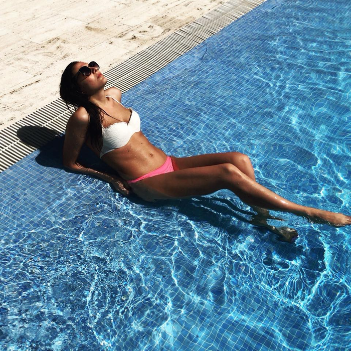 Amalia Ștefania se relaxează la piscină