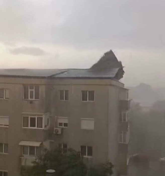 Vremea extremă a lovit mai multe orașe din România. Vijeliile au smuls acoperișuri și au inundat străzile