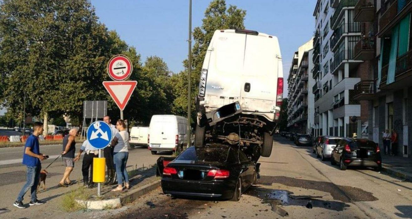 Un șofer român a ajus cu BMW-ul sub o dubiță, într-o parcare din Torino! Vitezomanul a fost rănit grav