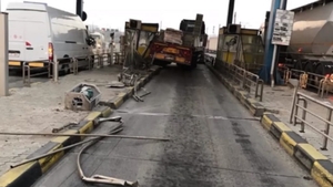 Accident ca în filme pe A2, la Fetești. O cabină de la stația de taxare a fost făcută praf de un vehicul de mare tonaj
