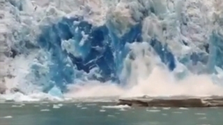 VIDEO Tulburator! Asa arata incalzirea globala de aproape! Un ghetar se topeste si este la un pas sa scufunde un vas!