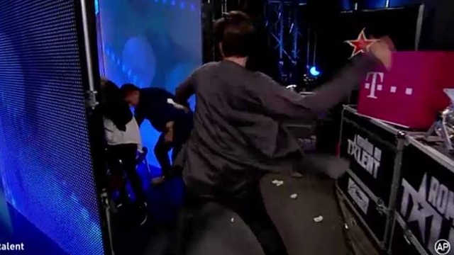 Bataie in culise la "Romanii au talent"! Ce s-a intamplat cand acest concurent a urcat pe scena
