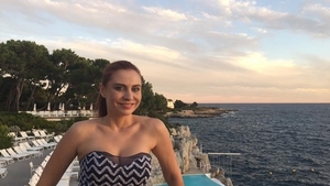 Şi-a arătat formele la plajă! E prima oară când o vezi doar în costum de baie!