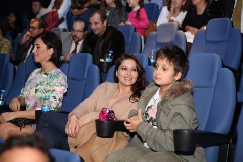 Nurgul are o relatie foarte strânsă cu fiul ei, însă îl fereşte pe cât de mult posibil de presă.