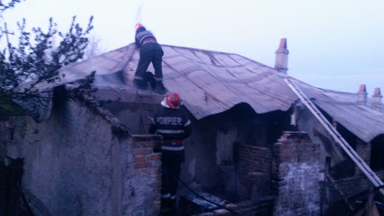 Unui teleormănean i-a ars casa chiar în noaptea de Înviere
