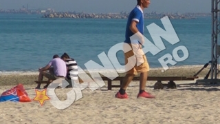 VIDEO Dementul litoralului 2012! El este omul cu care toti si-ar fi facut poze pentru Facebook la mare - Un nebun cu acte danseaza Lambada singur pe plaja