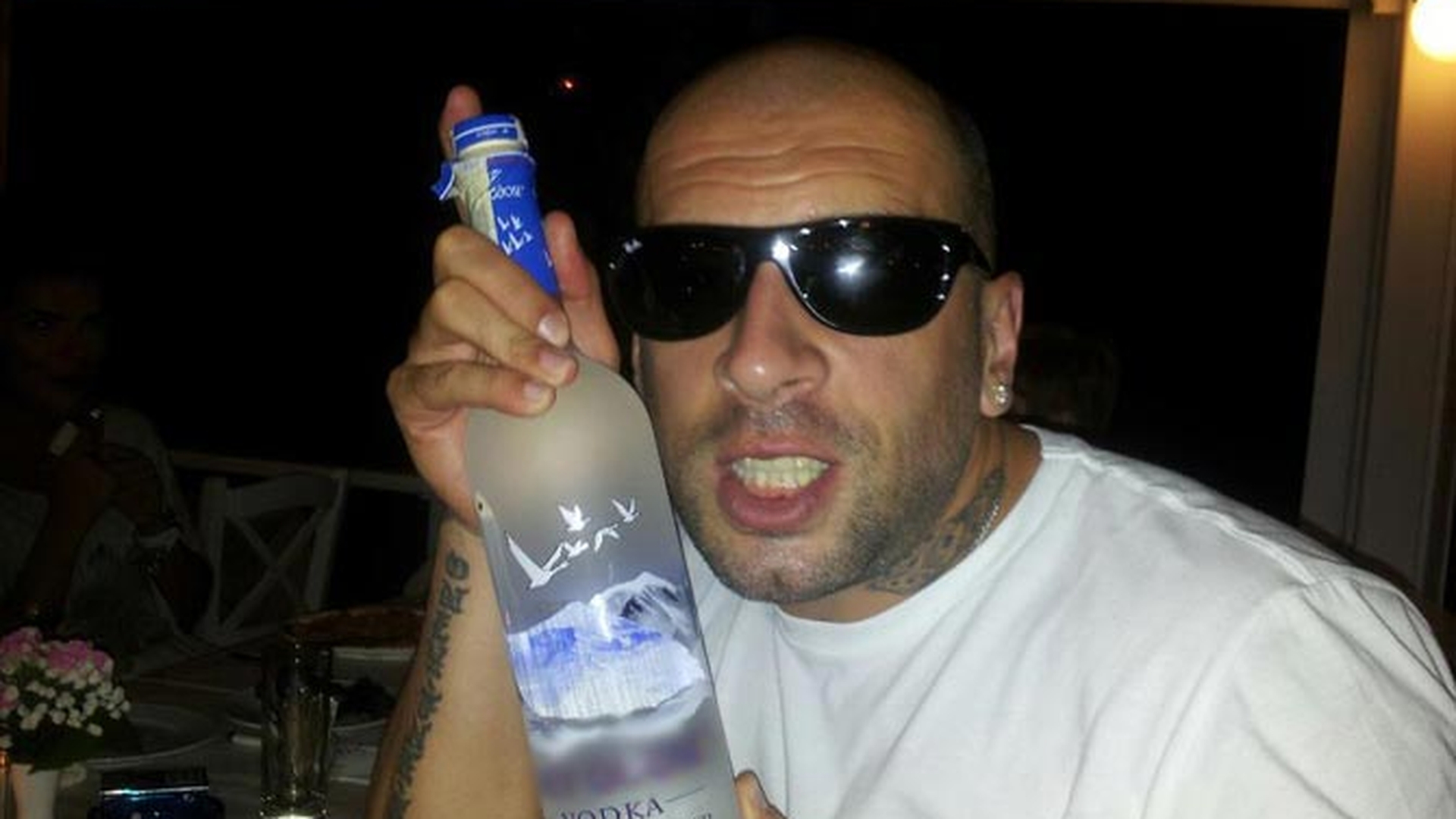 Daca la RMA 2012 a sudat tigara dupa tigara, acum CRBL a dat pe gat vodca! Sa fi cazut prada alcoolului?