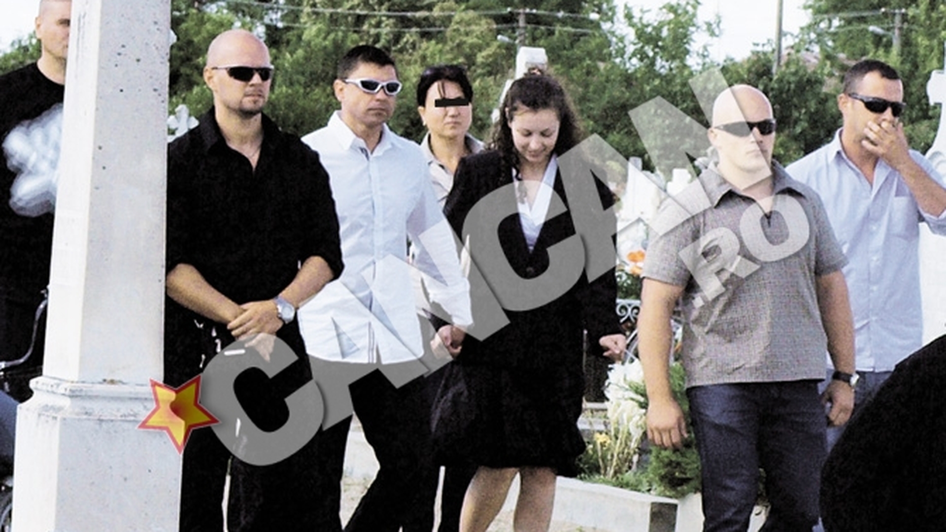 Carmen Bejan, consolata doua ore de sotul ei, Claudiu Satran, in cimitirul catolic din Pecica. Au stat ca doi porumbei la inmormantarea fiicei lor